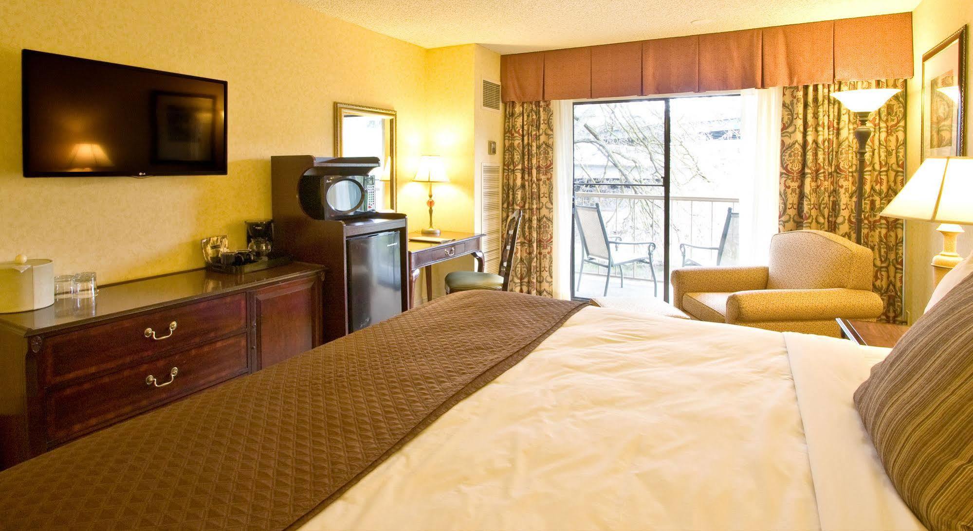 Inn At The Commons Медфорд Екстер'єр фото