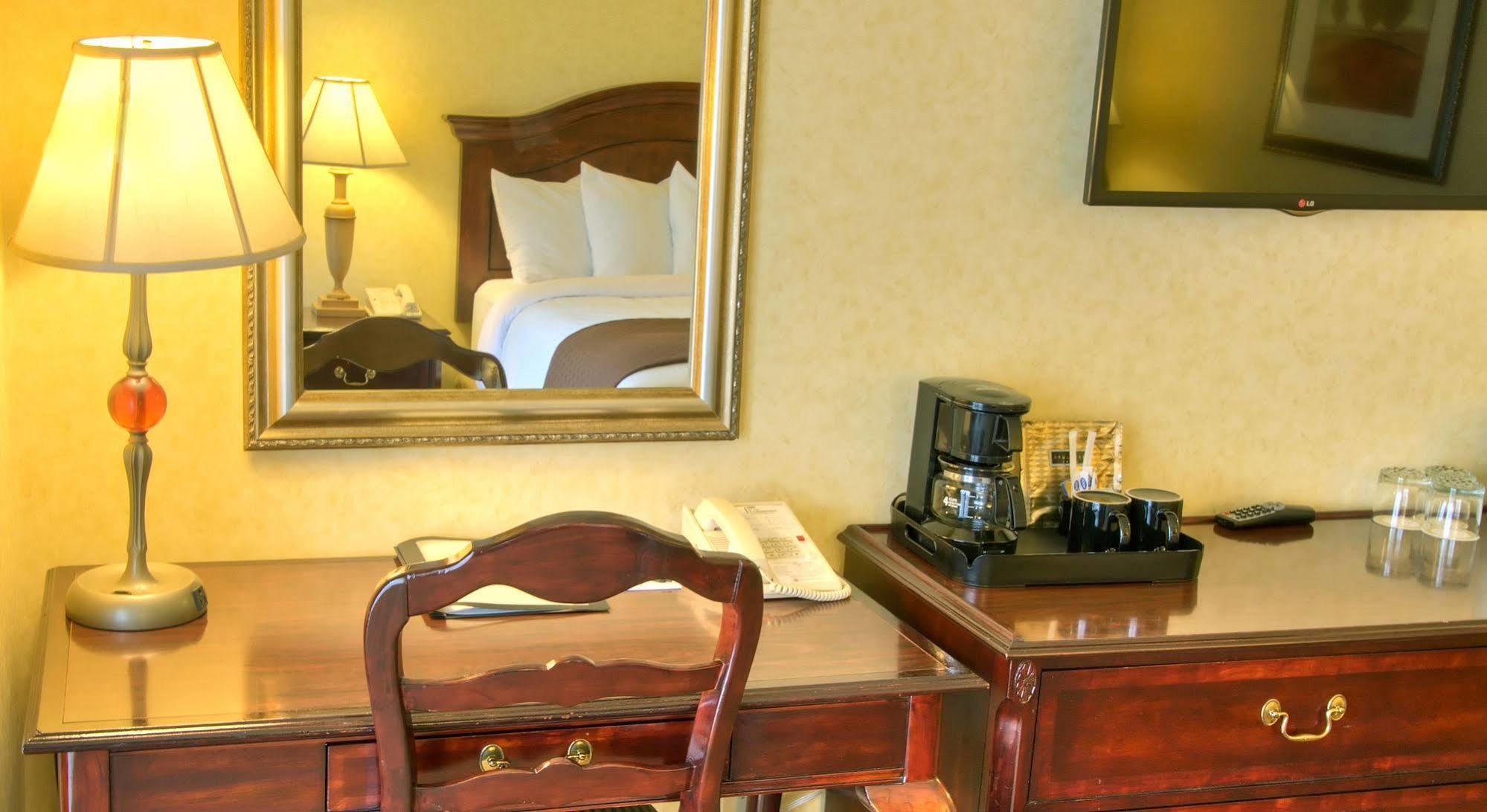 Inn At The Commons Медфорд Екстер'єр фото